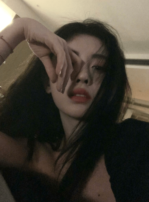 鞠婧祎晒自拍 发丝凌乱眼神魅惑 