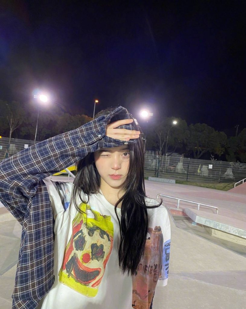 欧阳娜娜晒玩滑板美照 长发飘飘活力满满 