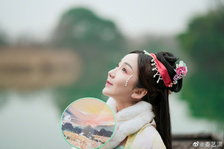 娄艺潇晒穿汉服踏青照 持团扇温柔典雅 