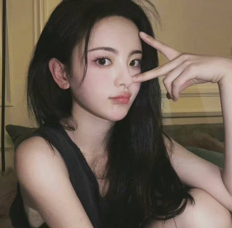 杨超越晒可爱四连拍 眼神灵动元气满满 
