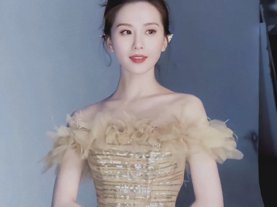 刘诗诗拍摄花絮曝光 穿金色露肩裙优雅迷人 