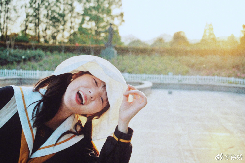 明媚少女！徐娇穿水手服灿笑娇俏可爱 