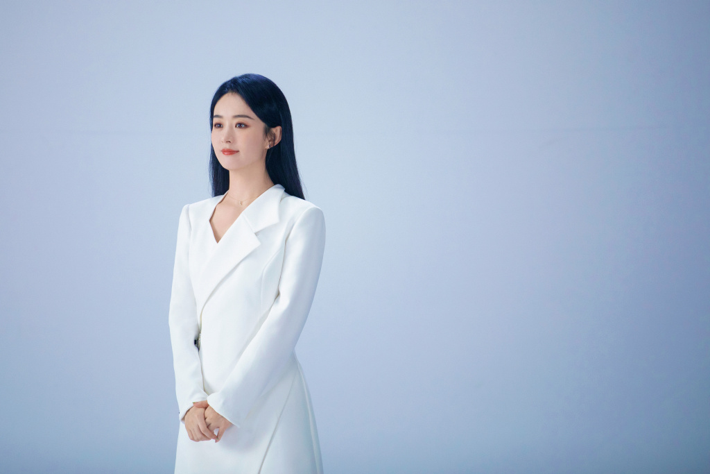 赵丽颖拍温柔知性写真 秀纤细美腿精致迷人 