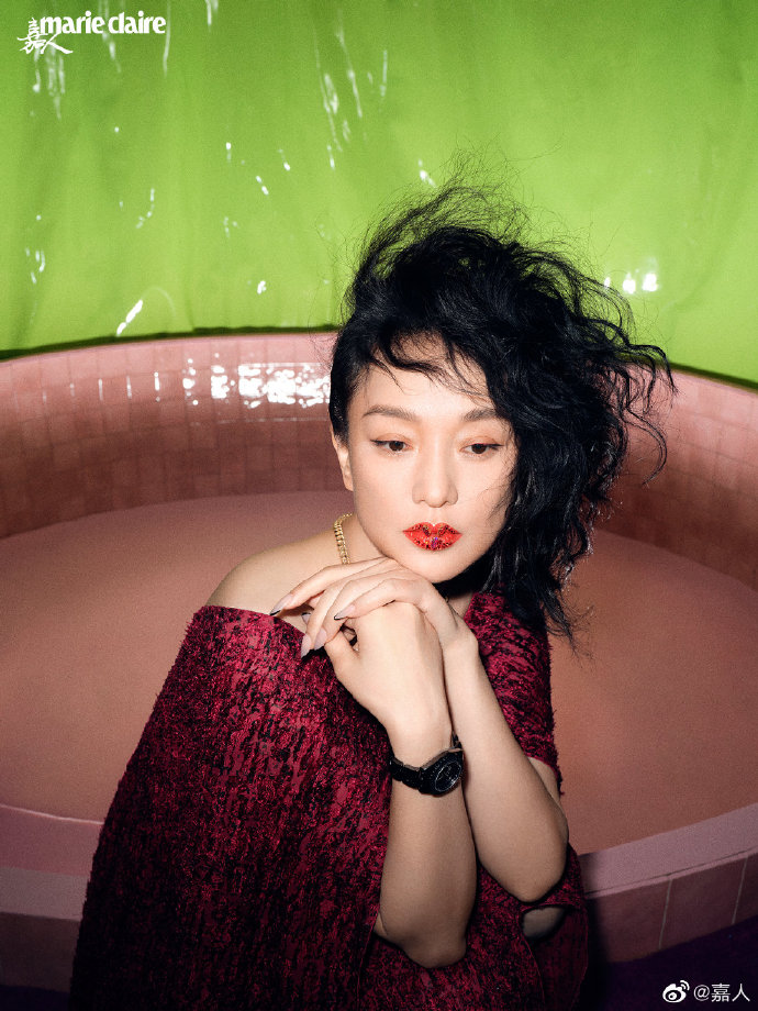 周迅复古摩登大片释出 浓艳彩妆显独特韵味 