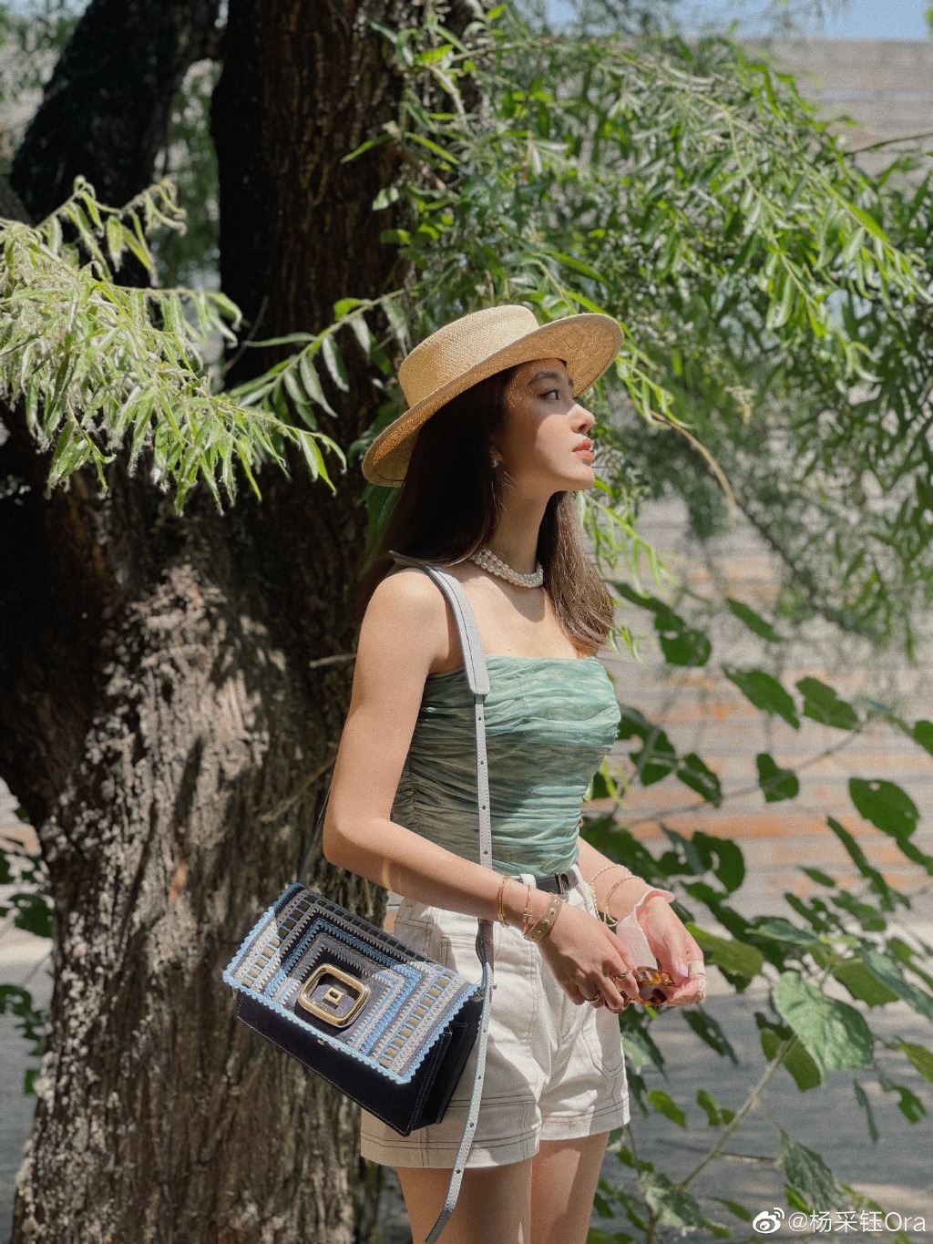 杨采钰夏日美照曝光 穿吊带热裤好身材吸睛 