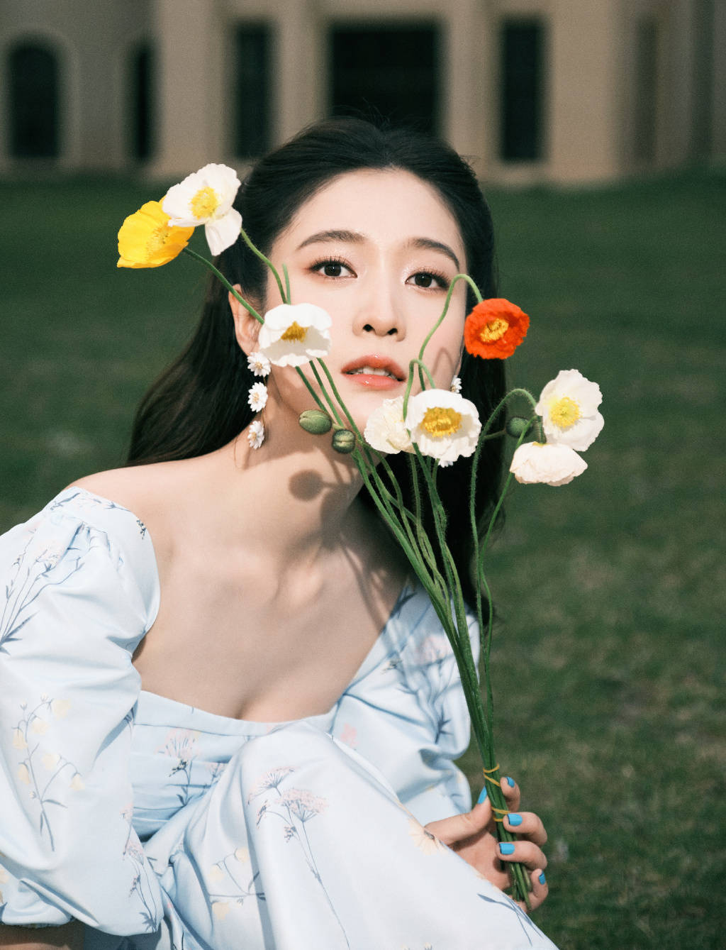 张雪迎手持鲜花秀美背 侧颜优越 