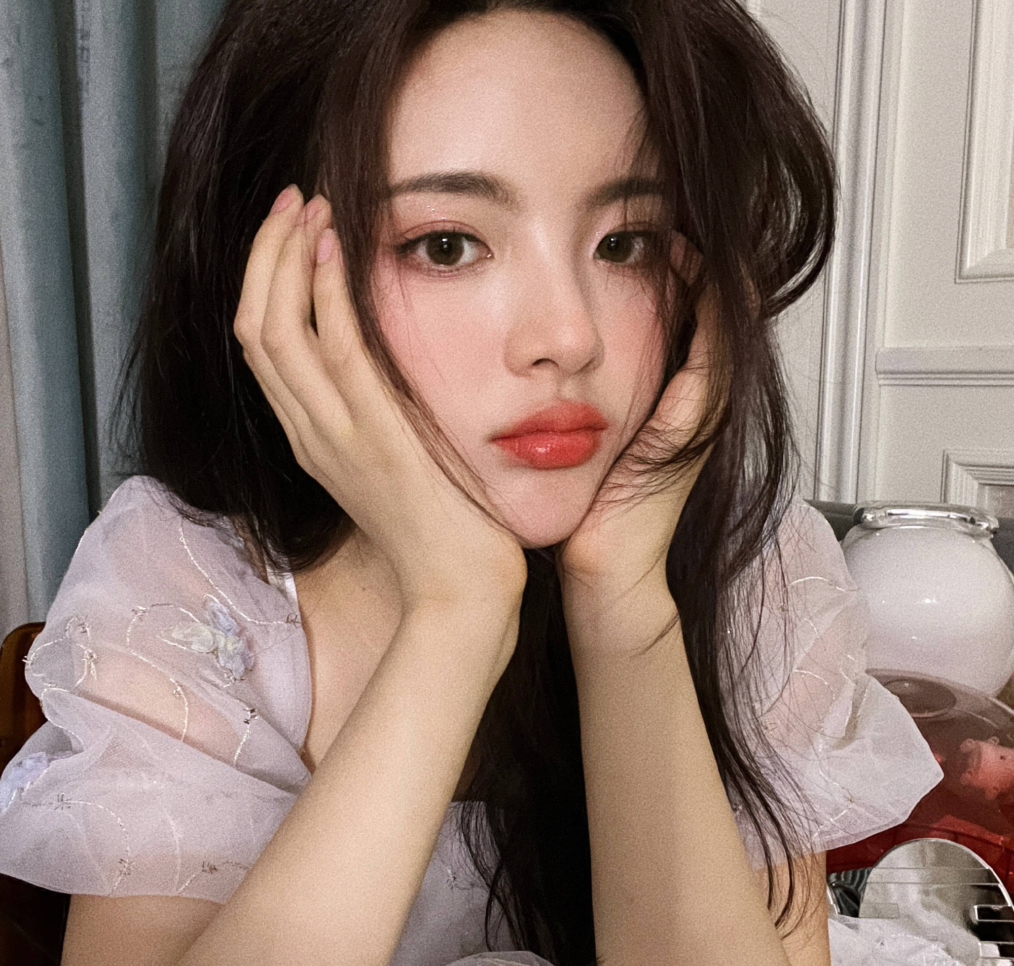 杨超越穿粉纱裙甜美可爱 捧脸嘟嘴卖萌 