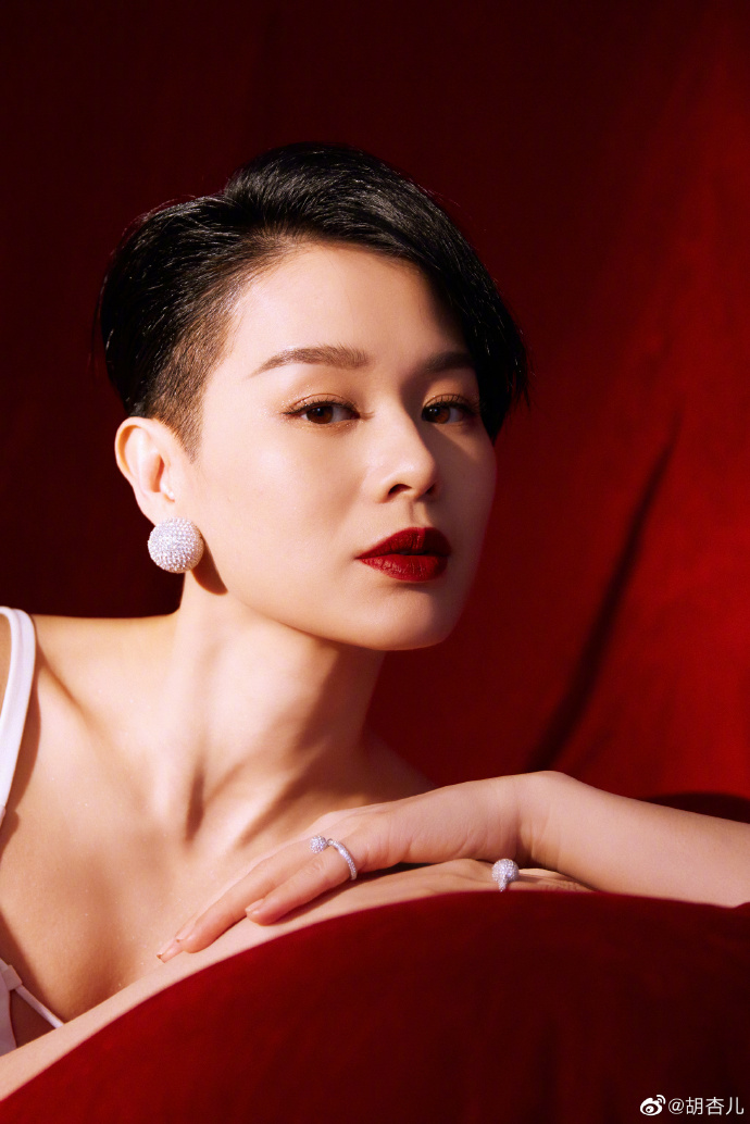 胡杏儿为《浪姐》重剪短发 配西装酷飒十足 