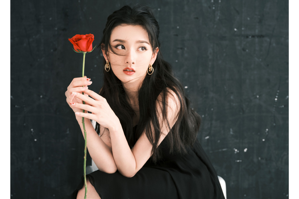 肤白貌美！宋祖儿穿黑裙手拿玫瑰人比花娇 