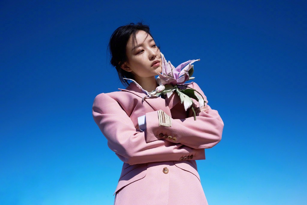 倪妮穿蕾丝裙美艳性感 置身湖畔氛围感拉满 