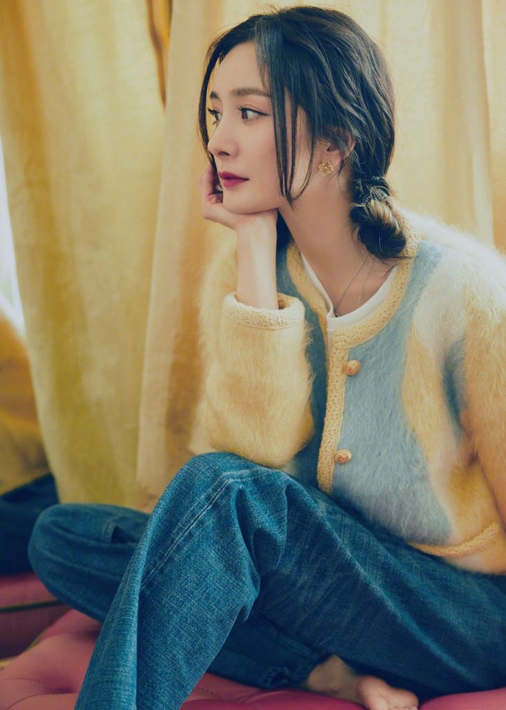 杨幂美照曝光清新甜美 歪头托腮少女感十足 