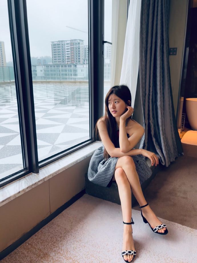 赵露思穿格纹裙露香肩美腿 笑容温柔迷人 
