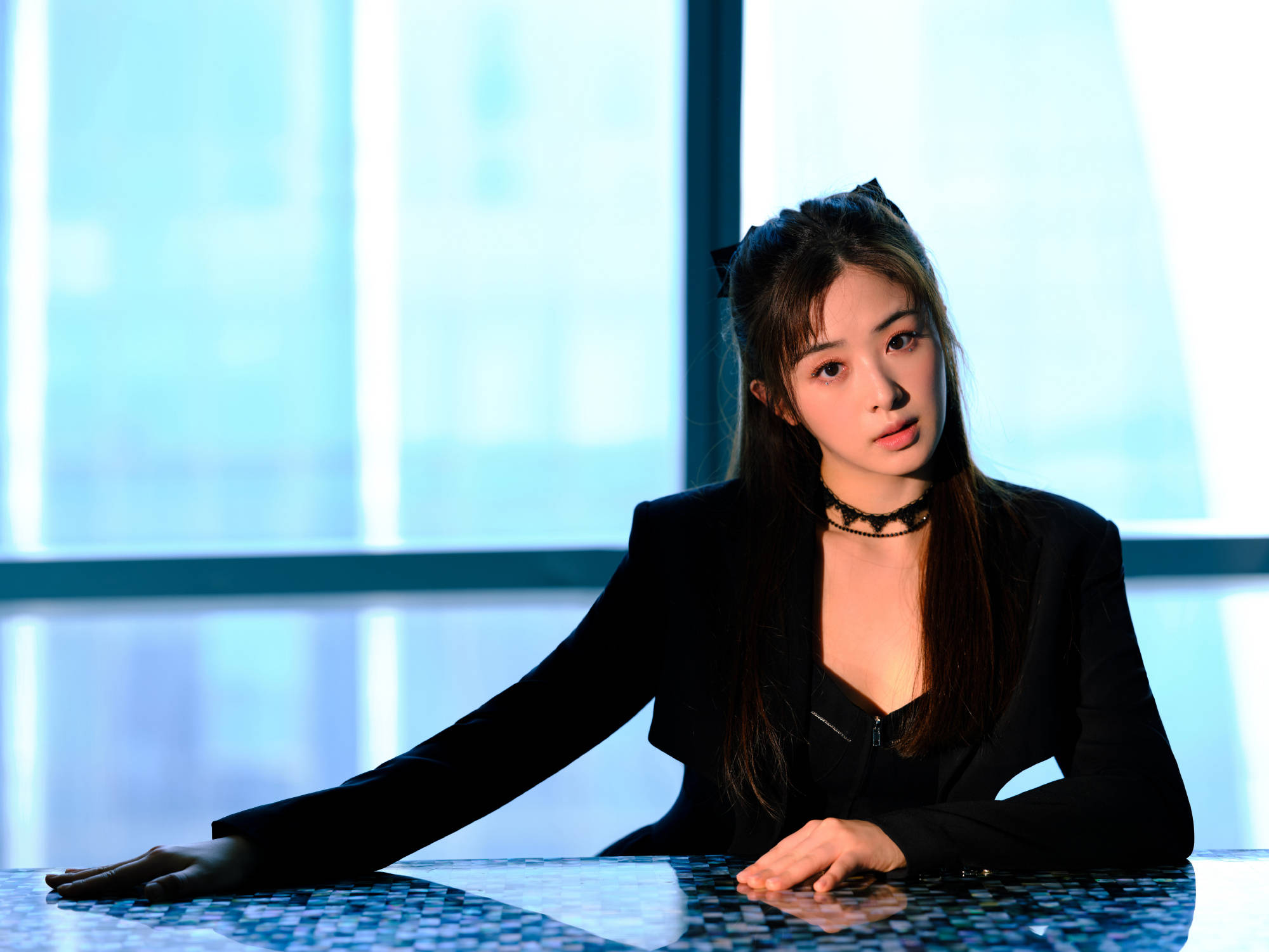 张含韵穿黑衣变身“小魔女” 高贵冷艳 