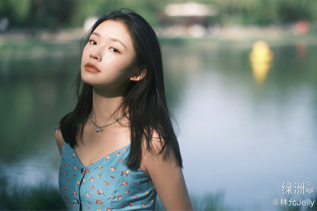 林允初夏胶片写真释出 穿碎花裙清新甜美 