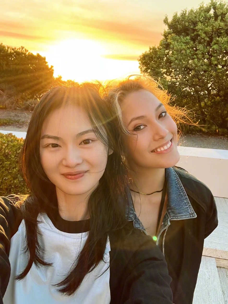 谷爱凌与超模贺聪走秀后合影 美女贴脸灿笑 