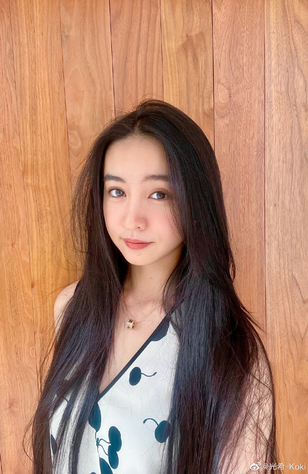木村光希晒清纯美照 披柔顺长发笑容甜 