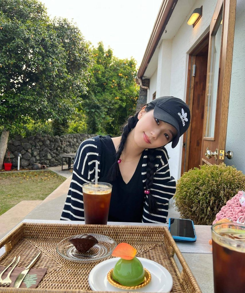 金智秀晒出游照 扎麻花辫夏日少女感满满&nbsp