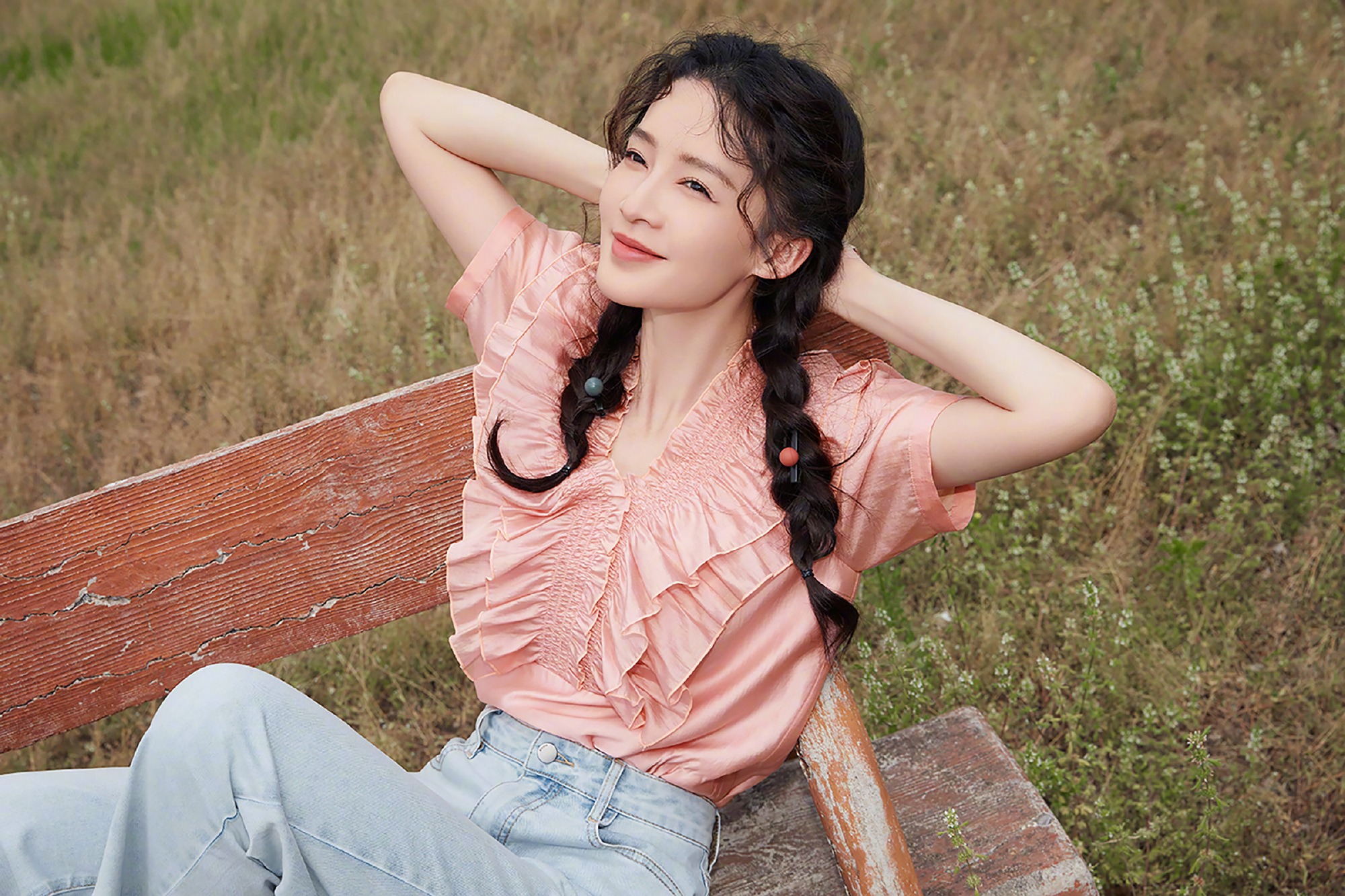 李沁变身夏日元气少女 笑容甜美穿搭好亮眼 