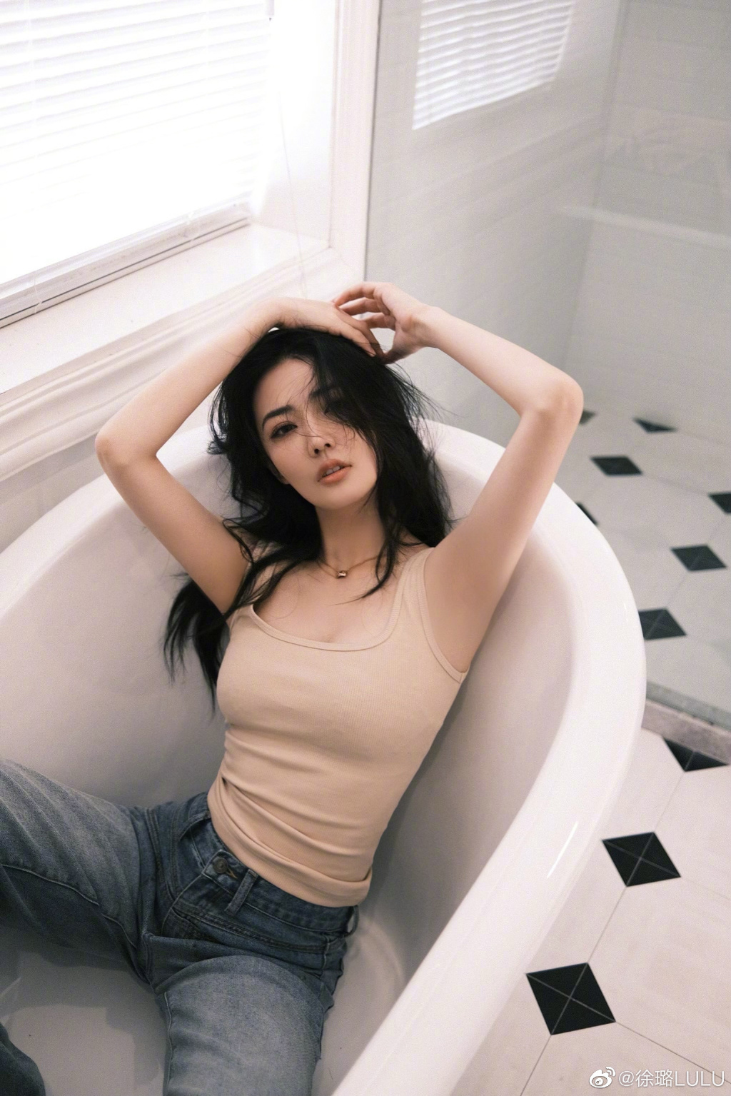 徐璐拍浴缸美照 纤腰迷人眼神妩媚 