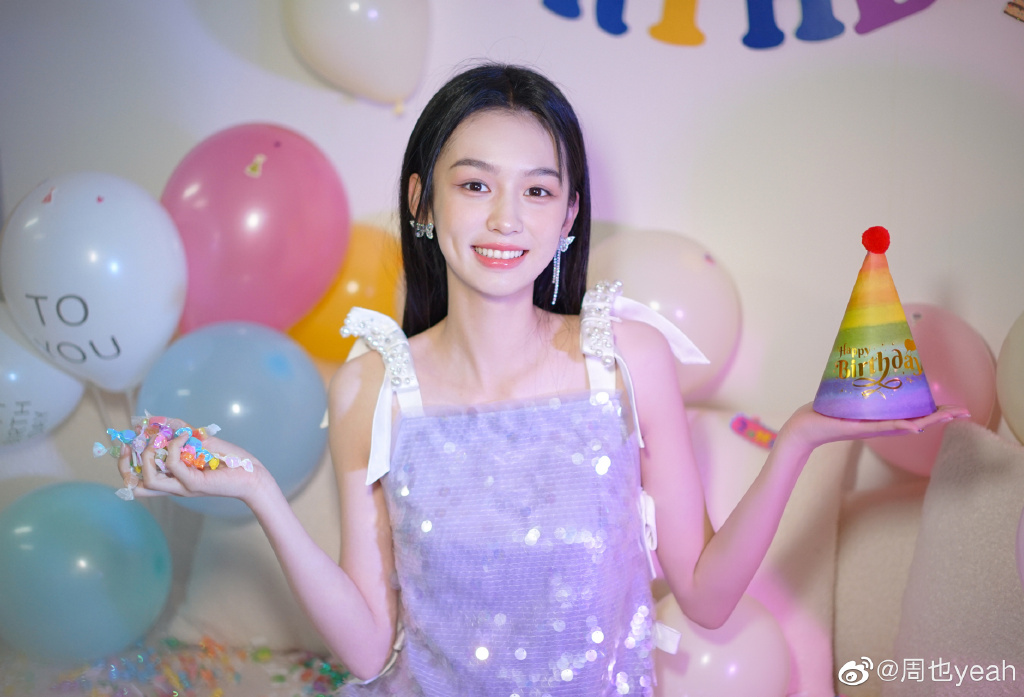 周也晒生日照 穿吊带亮片裙娇俏可爱 