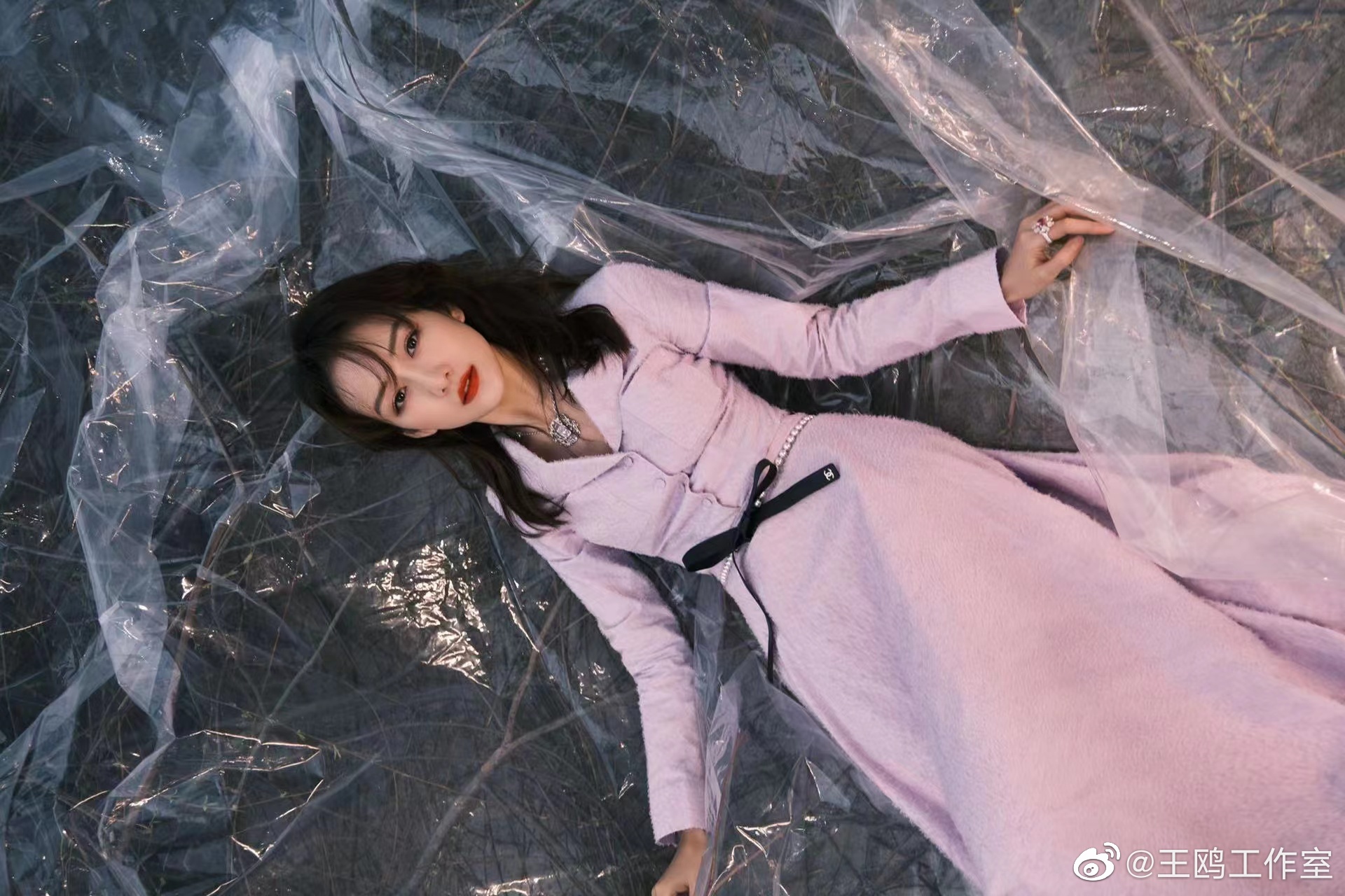 王鸥穿香芋色礼服楚楚动人 红唇吸睛 