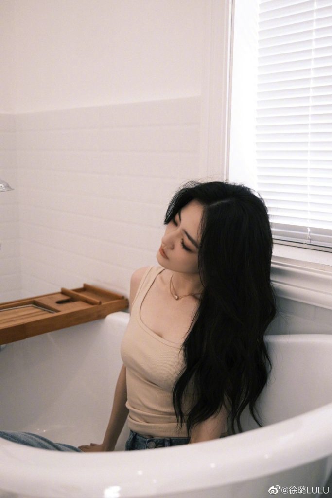 徐璐拍浴缸美照 纤腰迷人眼神妩媚 