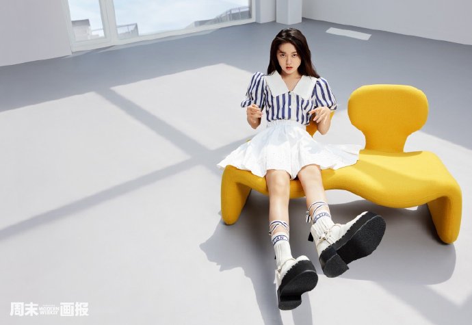 赵今麦灰纱短裙秀美腿 发丝飘扬展示凌乱美 