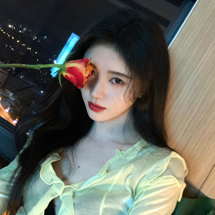 鞠婧祎与猫咪互动超温柔 手拿鲜花笑容甜美 
