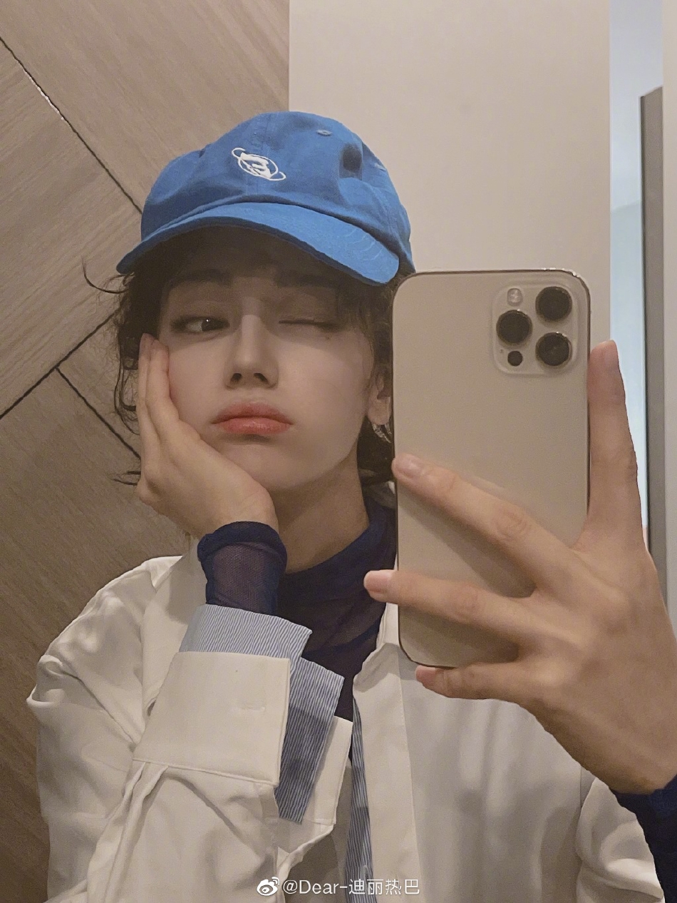 迪丽热巴晒卷毛短发自拍 对镜wink娇俏可爱 