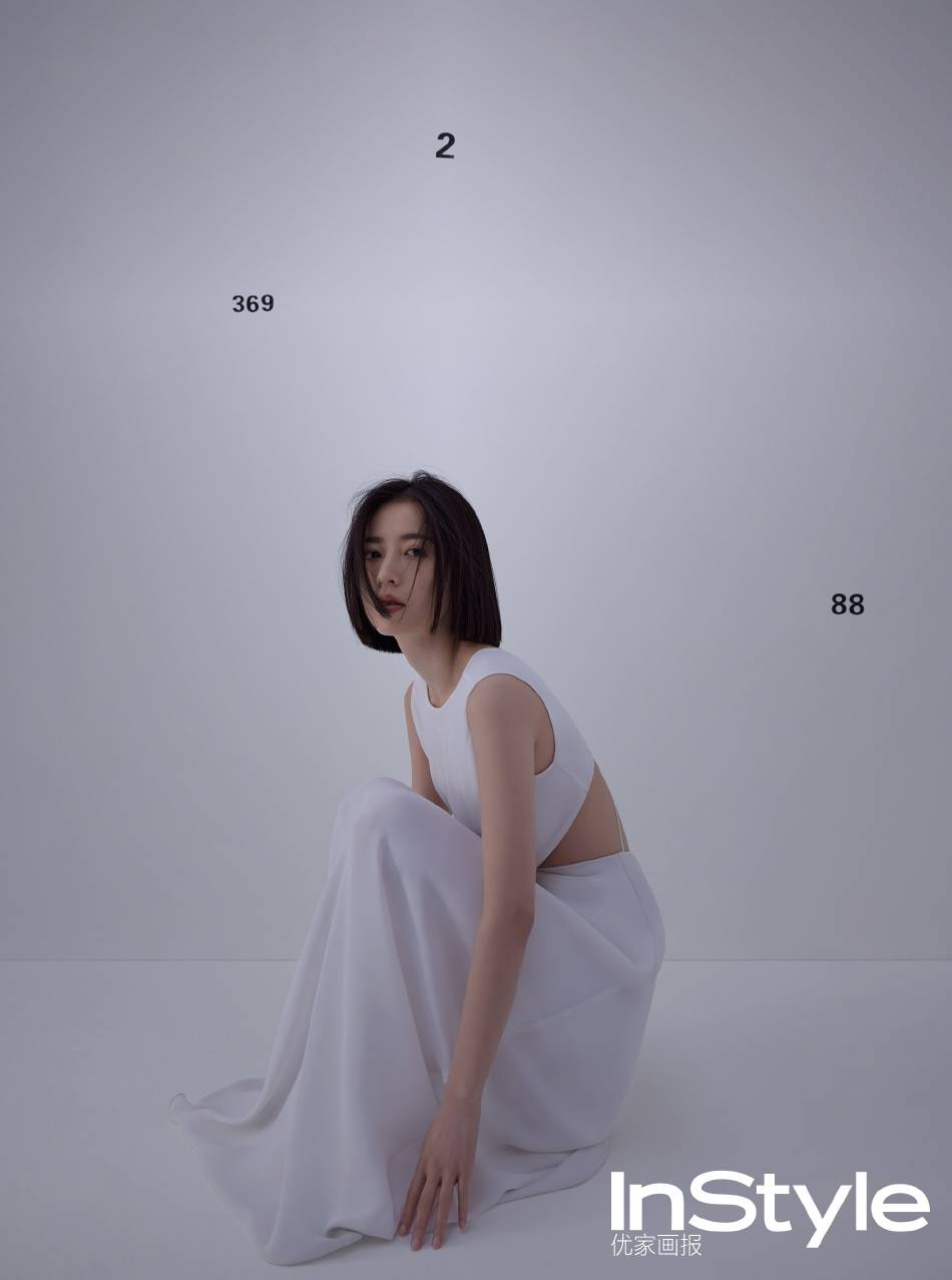 周雨彤封面大片释出 穿背心搭短发清爽活力 