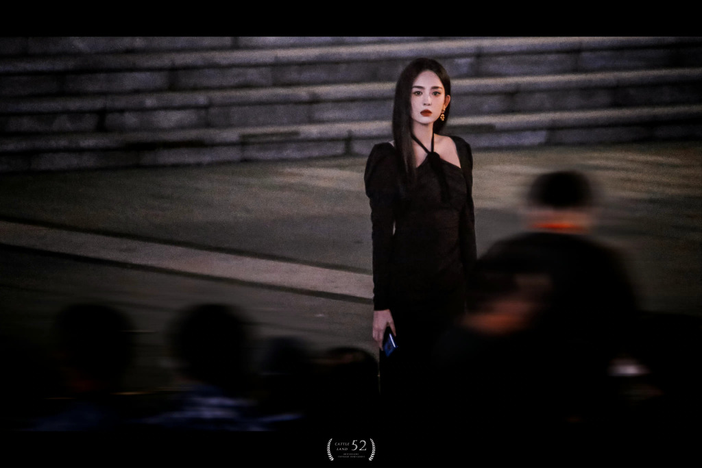 娜扎新剧路透照曝光 黑发红唇尽显美艳 