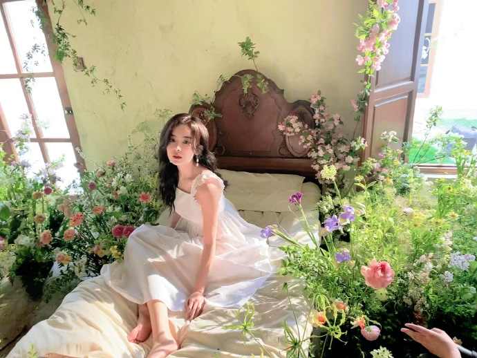 娜扎晒花仙子造型写真 穿白色长裙甜美可人 