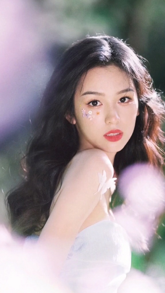 周也花田中漫步似仙女 穿抹胸蓝裙肤白貌美 