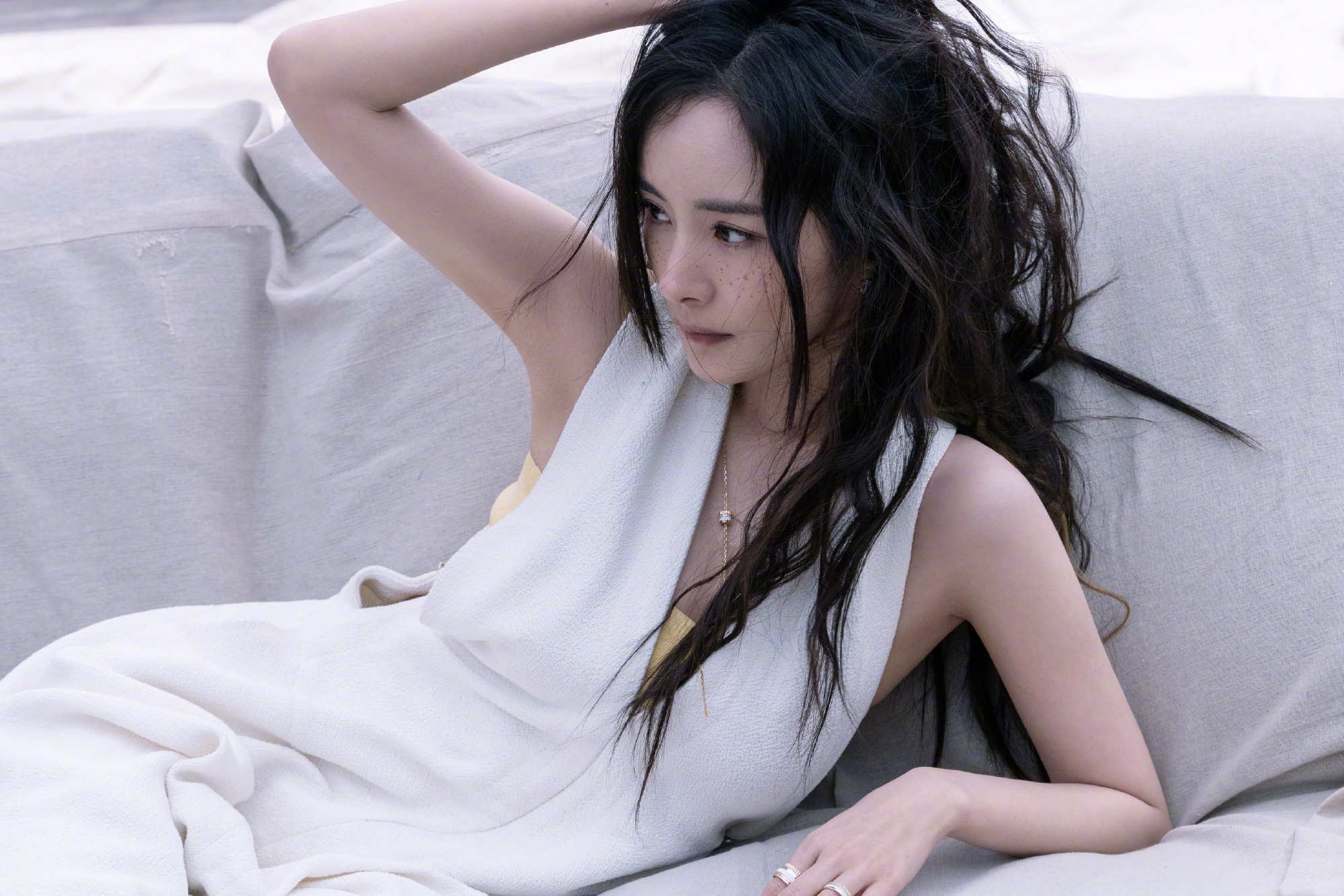 杨幂性感慵懒新照曝光 贴身吊带秀傲人身材 
