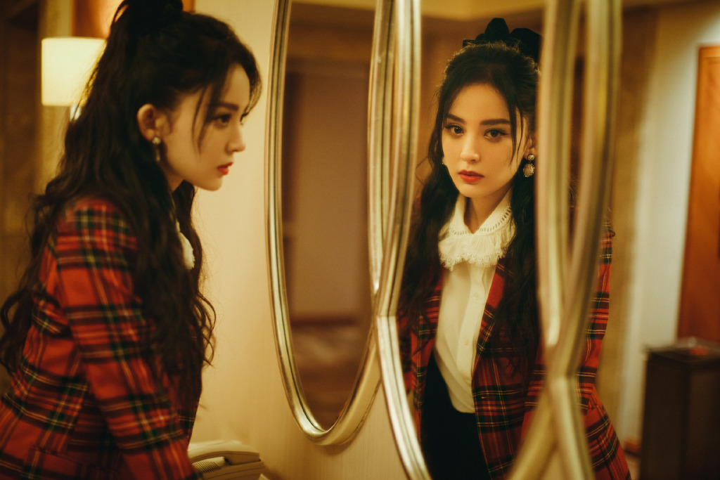 娜扎穿格纹装露美腿 戴黑色蝴蝶结甜美可人 