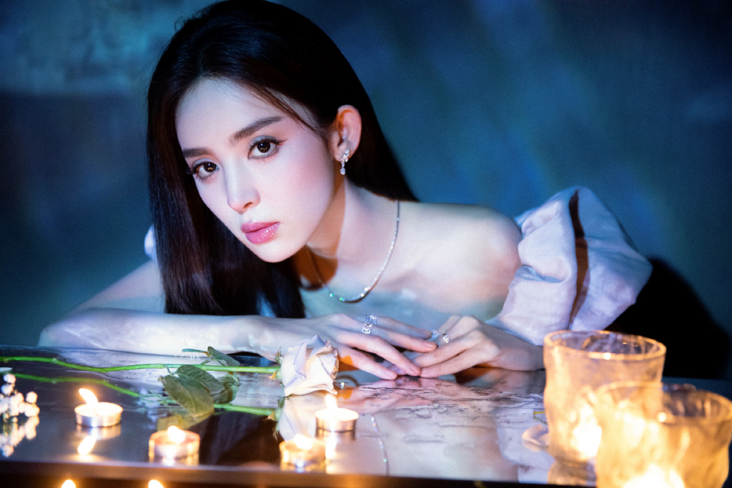 娜扎华灯初上大片秀锁骨 颜似芙蓉清逸脱俗 