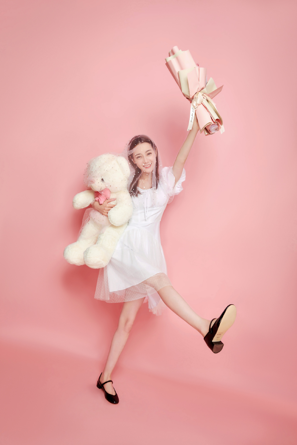 迪丽热巴生日库存更新 戴白色头纱笑容甜美 
