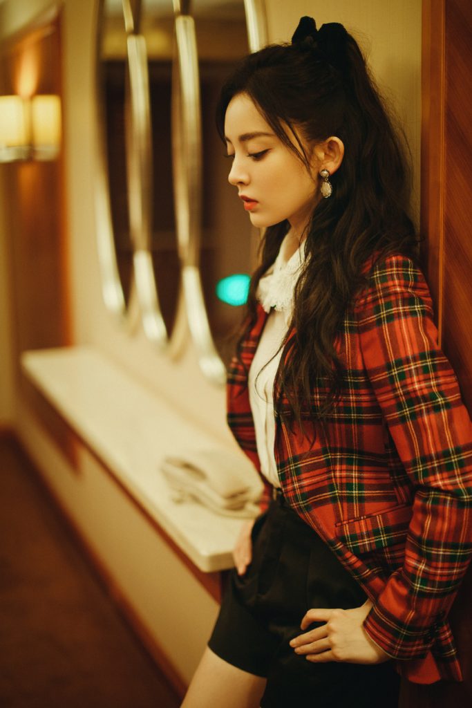 娜扎穿格纹装露美腿 戴黑色蝴蝶结甜美可人 