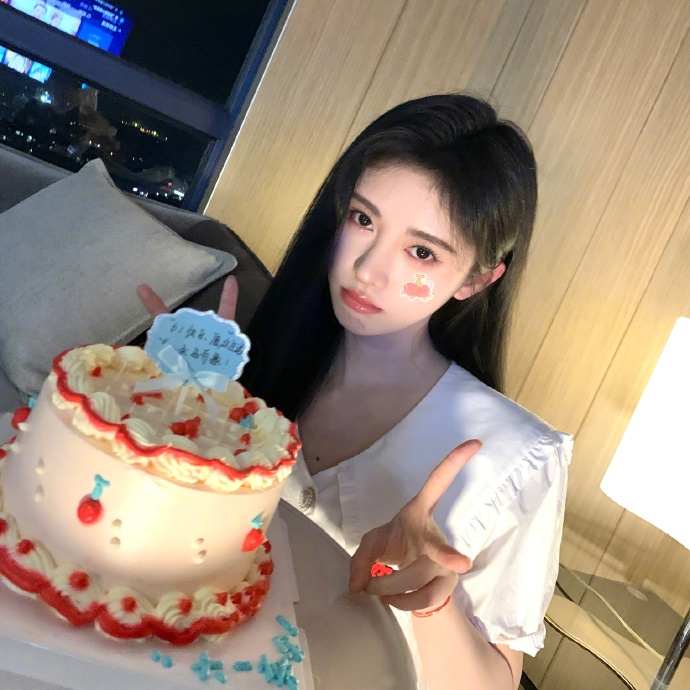鞠婧祎与蛋糕粽子可爱合影 嘟嘴比耶卖萌 