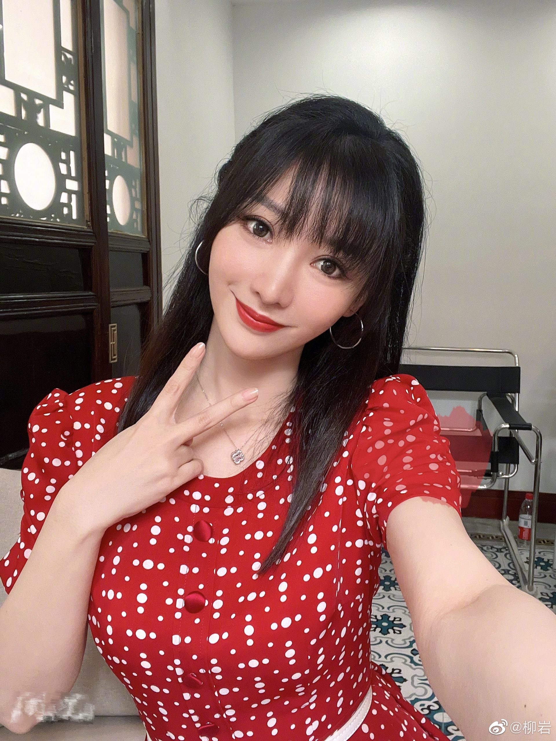 柳岩晒甜美自拍 抹红唇穿红裙面色红润 