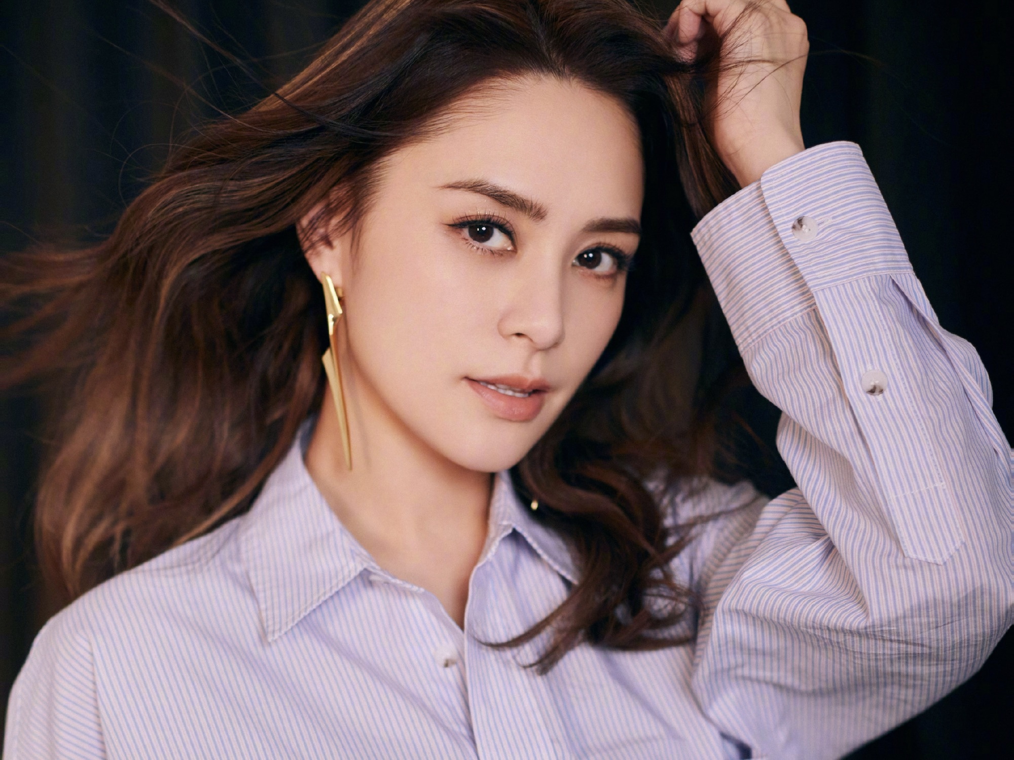 阿娇飒美写真释出 穿衬衫长靴演绎超A女神范 