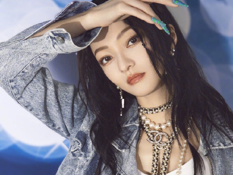 张韶涵朋克风剧照酷飒 秀亮色美甲个性十足 