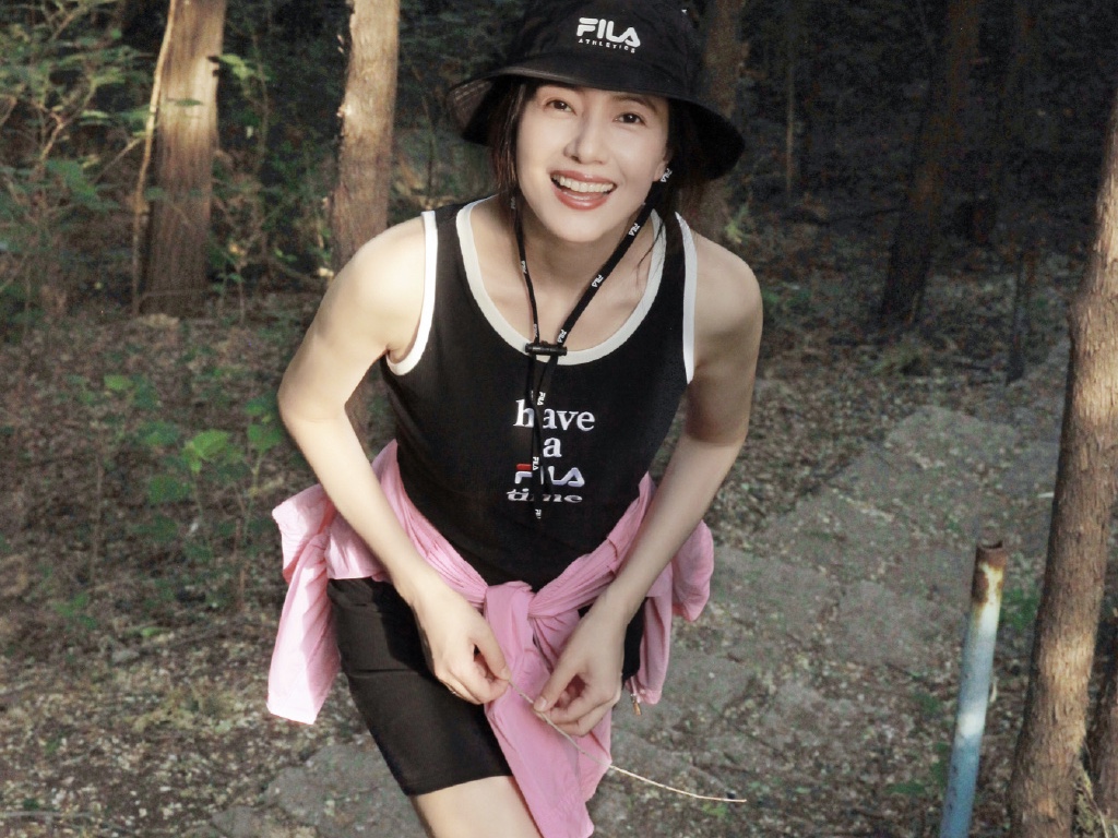 高圆圆晒爬山随拍美照 穿运动装灿笑状态好 