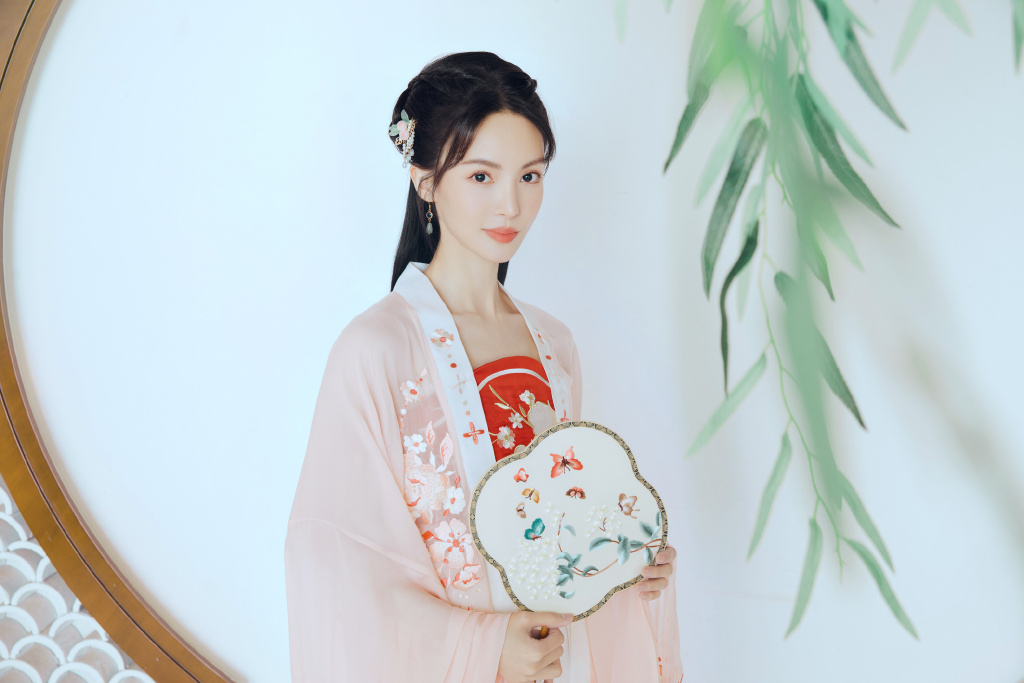 金晨穿粉色古装翩翩起舞 舞姿优美迷人 