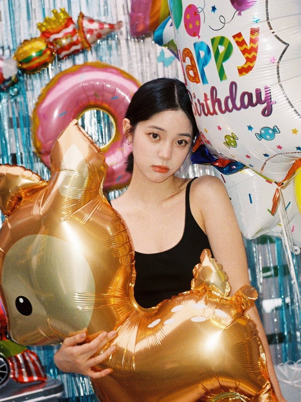 欧阳娜娜晒生日照 穿背心手拿气球甜美可爱 