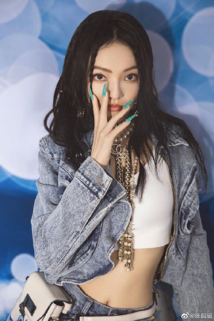张韶涵朋克风剧照酷飒 秀亮色美甲个性十足 