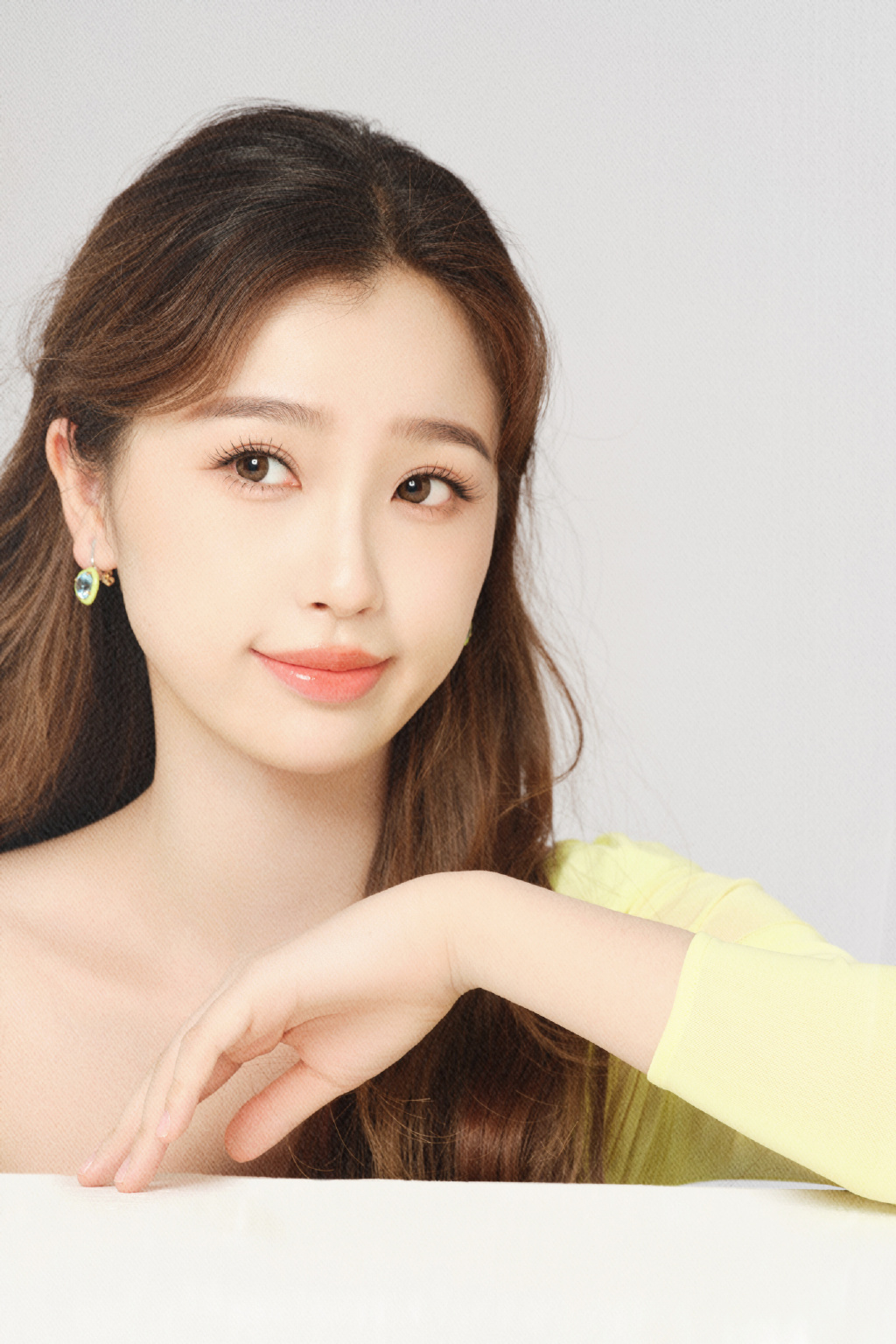 虞书欣夏日美照曝光 穿黄色裙装清新动人 