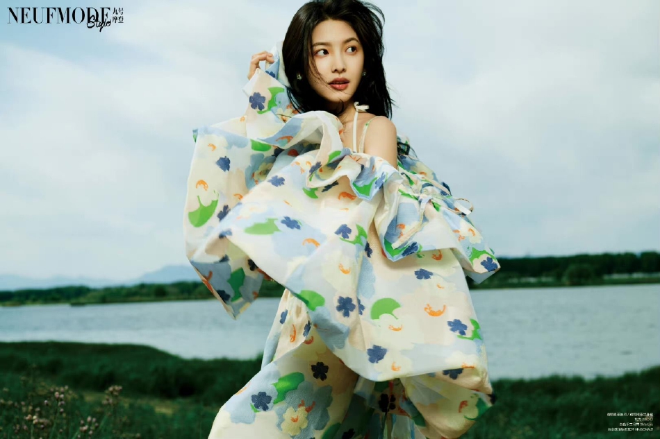 章若楠初夏大片释出 穿印花裙浅笑画风养眼 