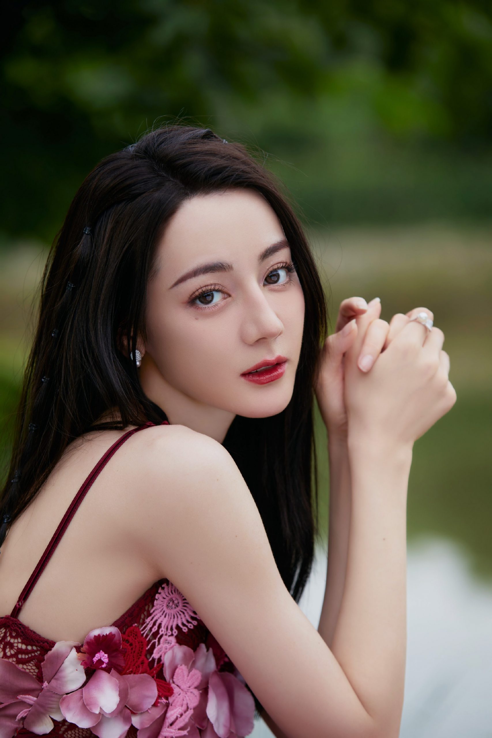热巴花仙子写真曝光 穿粉色繁花裙娇美如画 