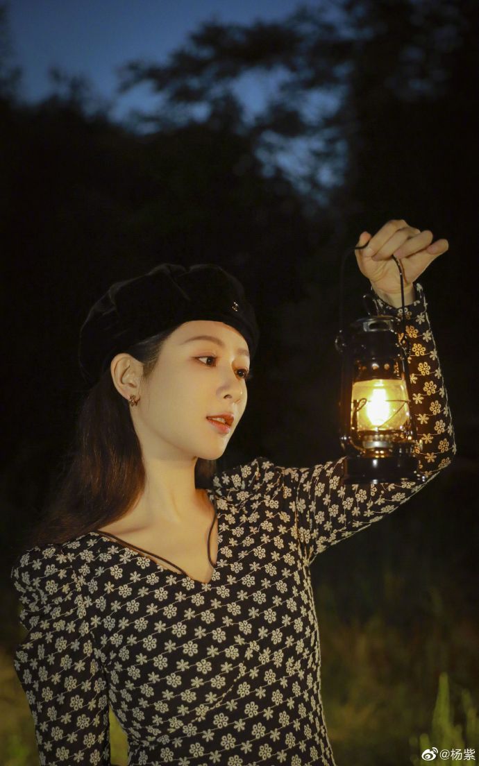 杨紫晒户外暗夜大片 贝雷帽配碎花裙好唯美 
